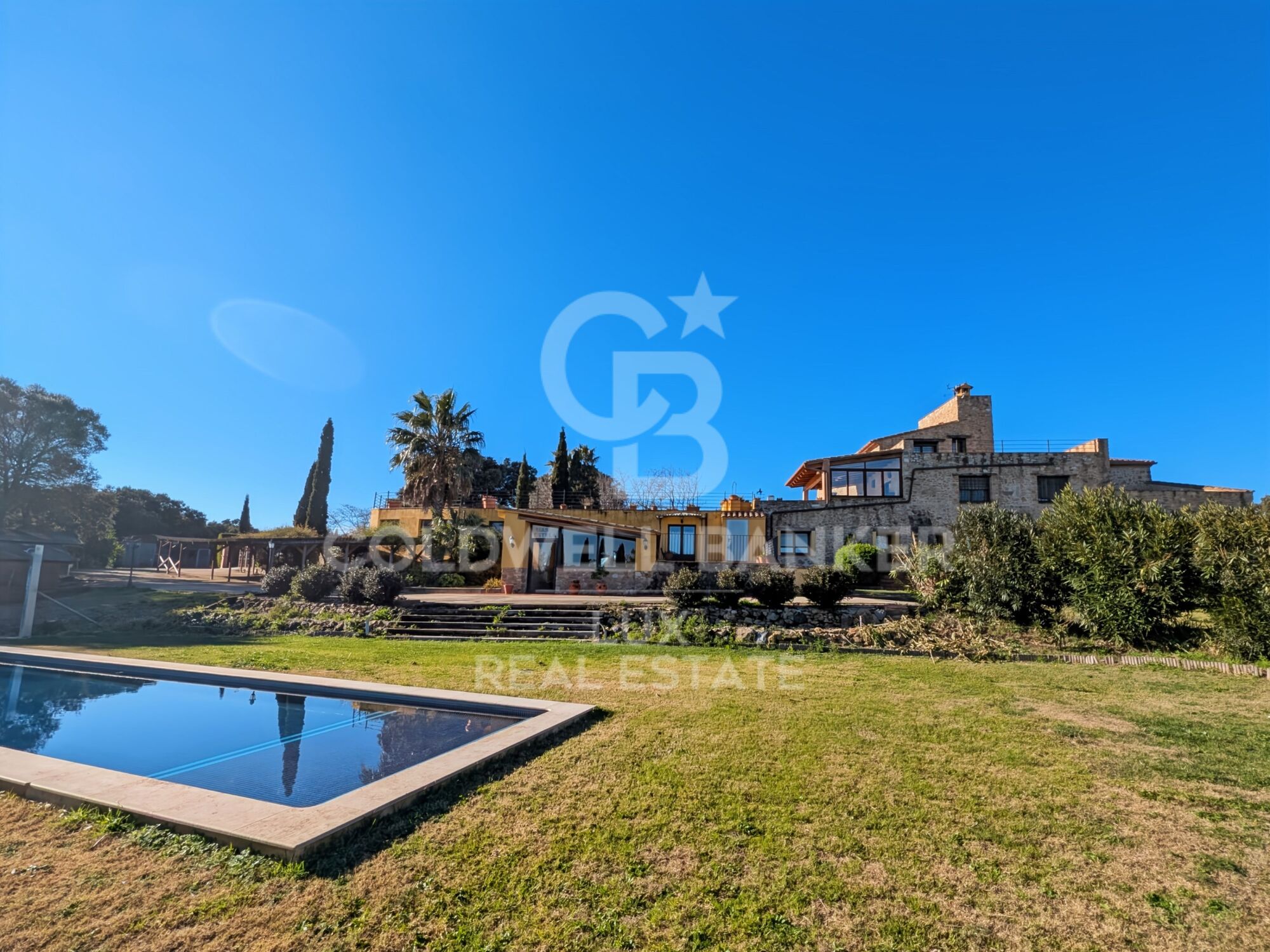 Investment opportunity in Llers: Rustic finca with panoramic views