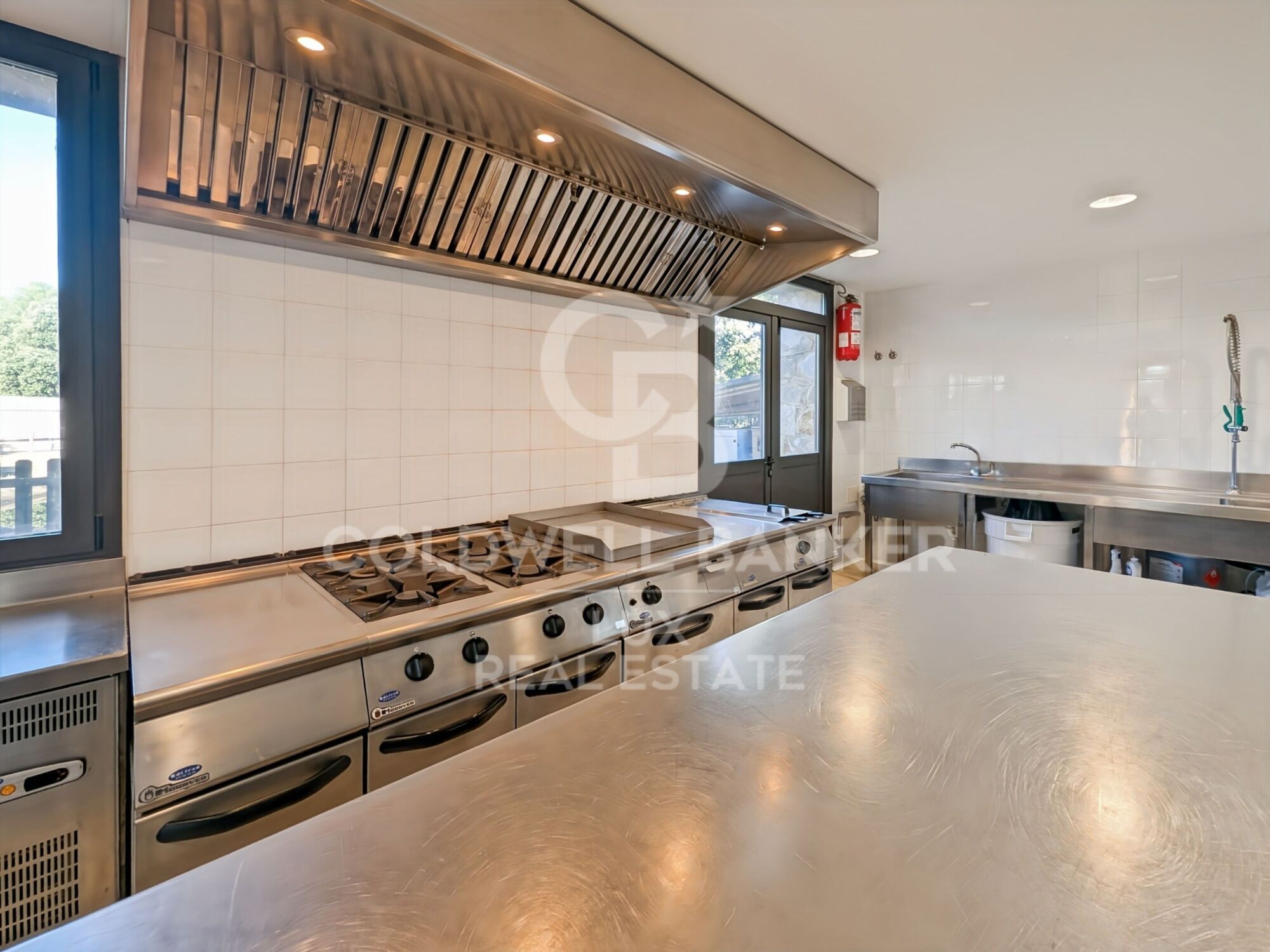 Investment opportunity in Llers: Rustic finca with panoramic views