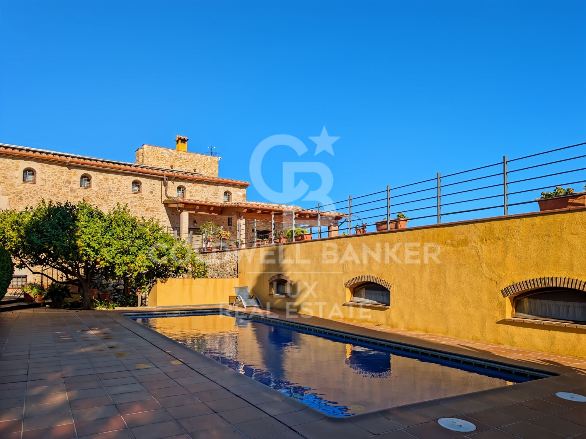 Investment opportunity in Llers: Rustic finca with panoramic views