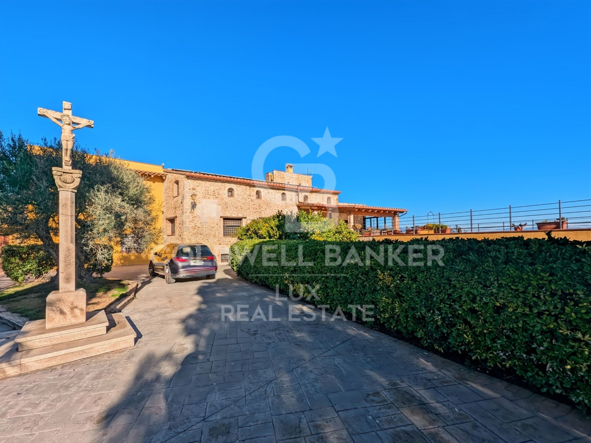 Investment opportunity in Llers: Rustic finca with panoramic views