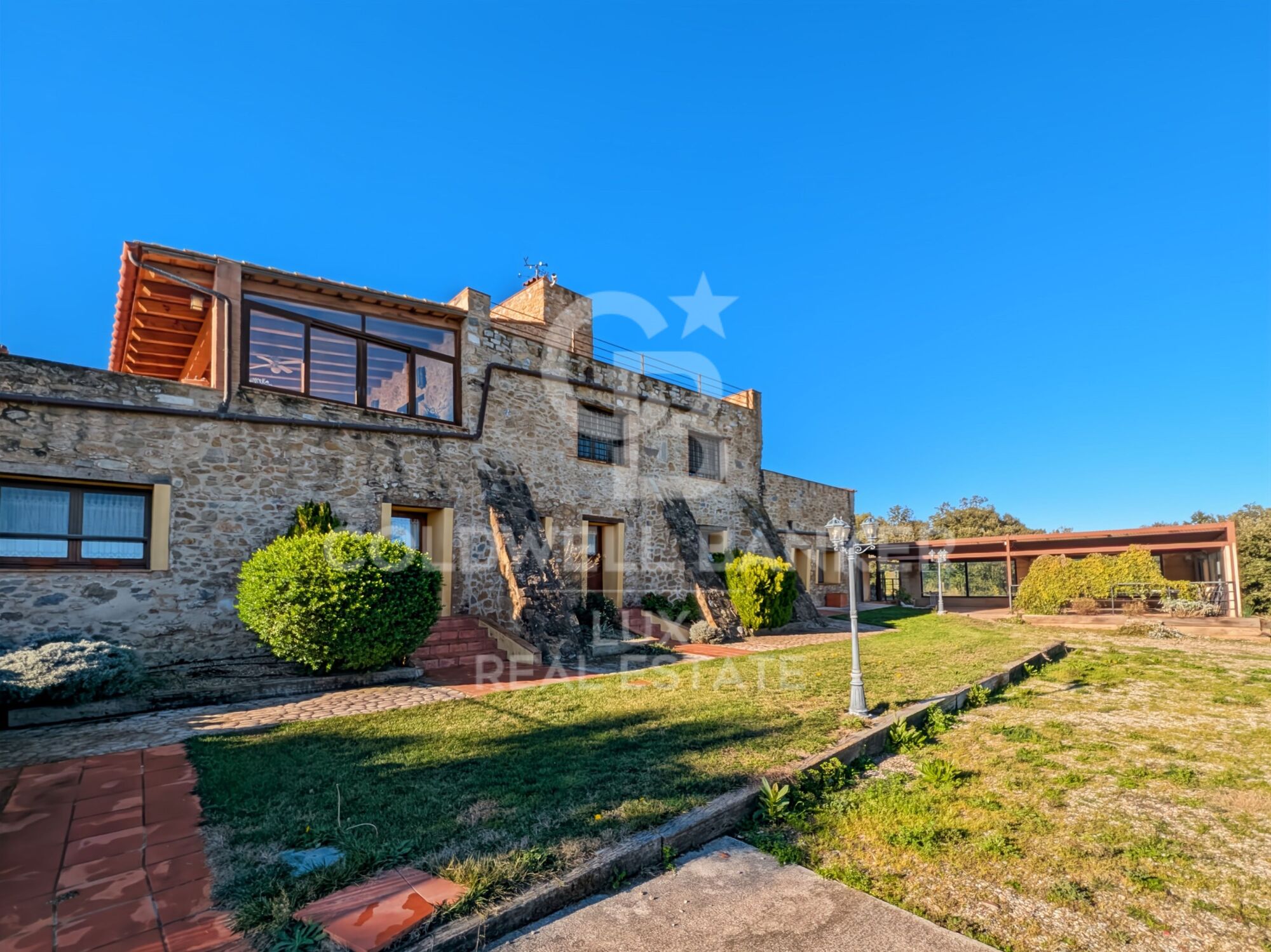 Investment opportunity in Llers: Rustic finca with panoramic views