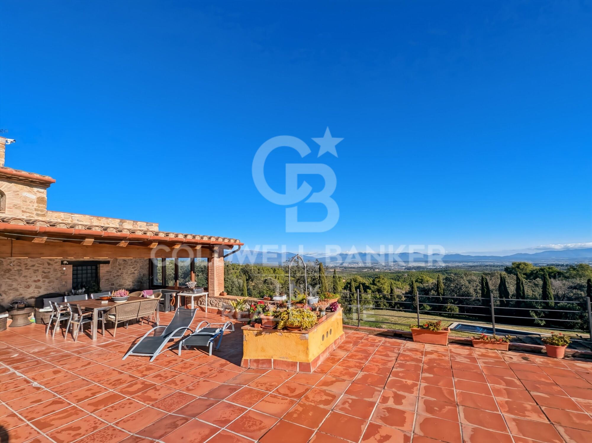 Investment opportunity in Llers: Rustic finca with panoramic views
