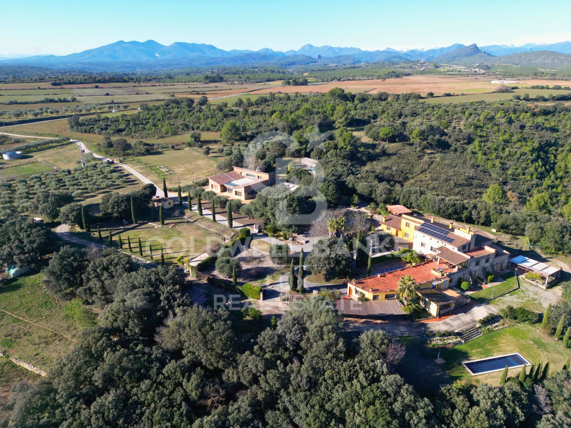 Investment opportunity in Llers: Rustic finca with panoramic views