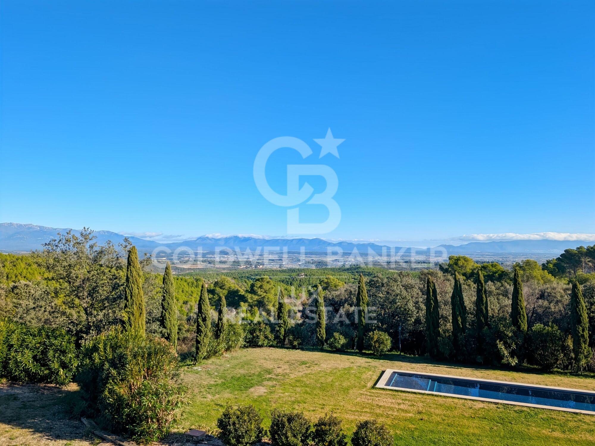 Investment opportunity in Llers: Rustic finca with panoramic views