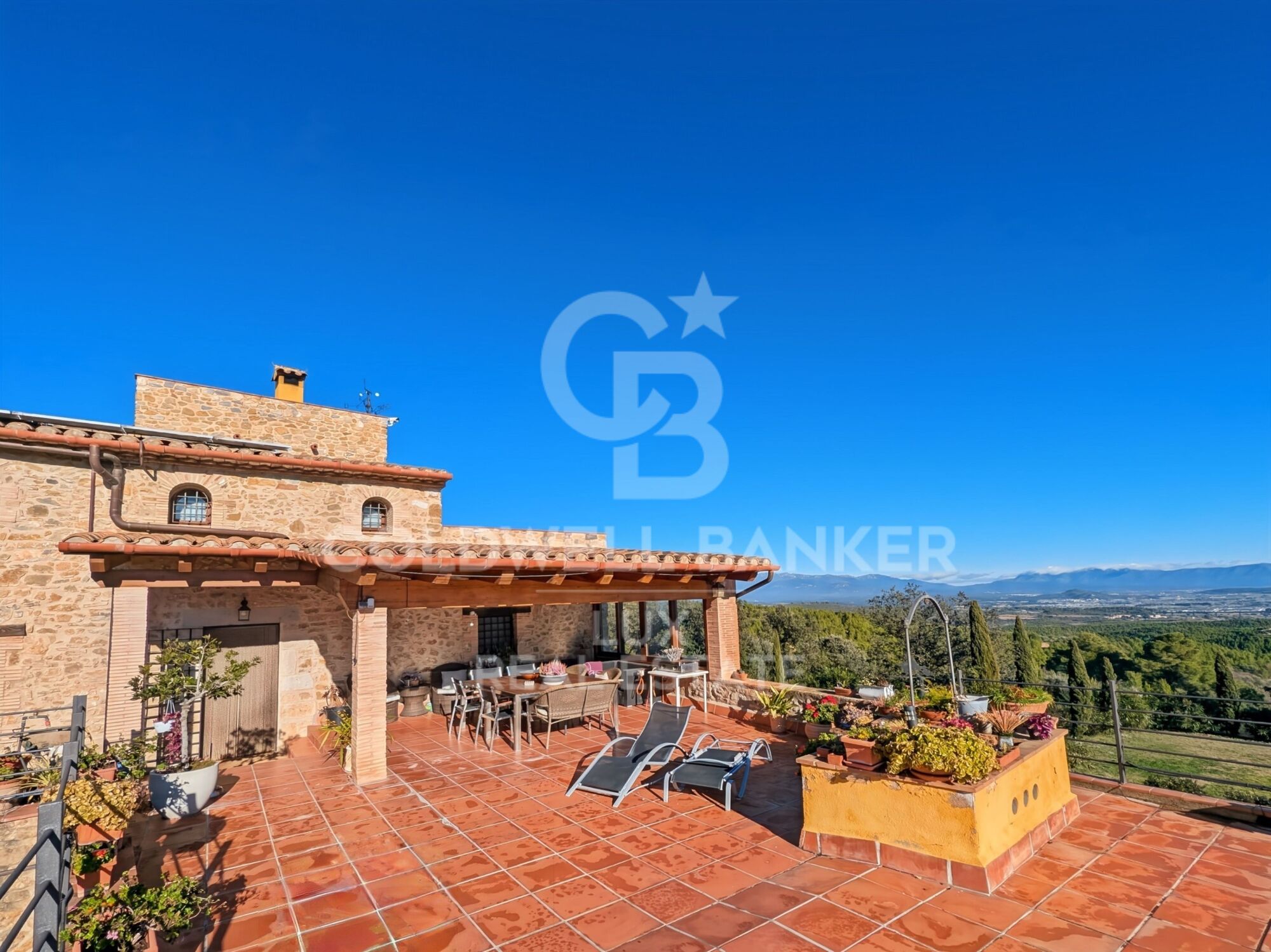 Investment opportunity in Llers: Rustic finca with panoramic views