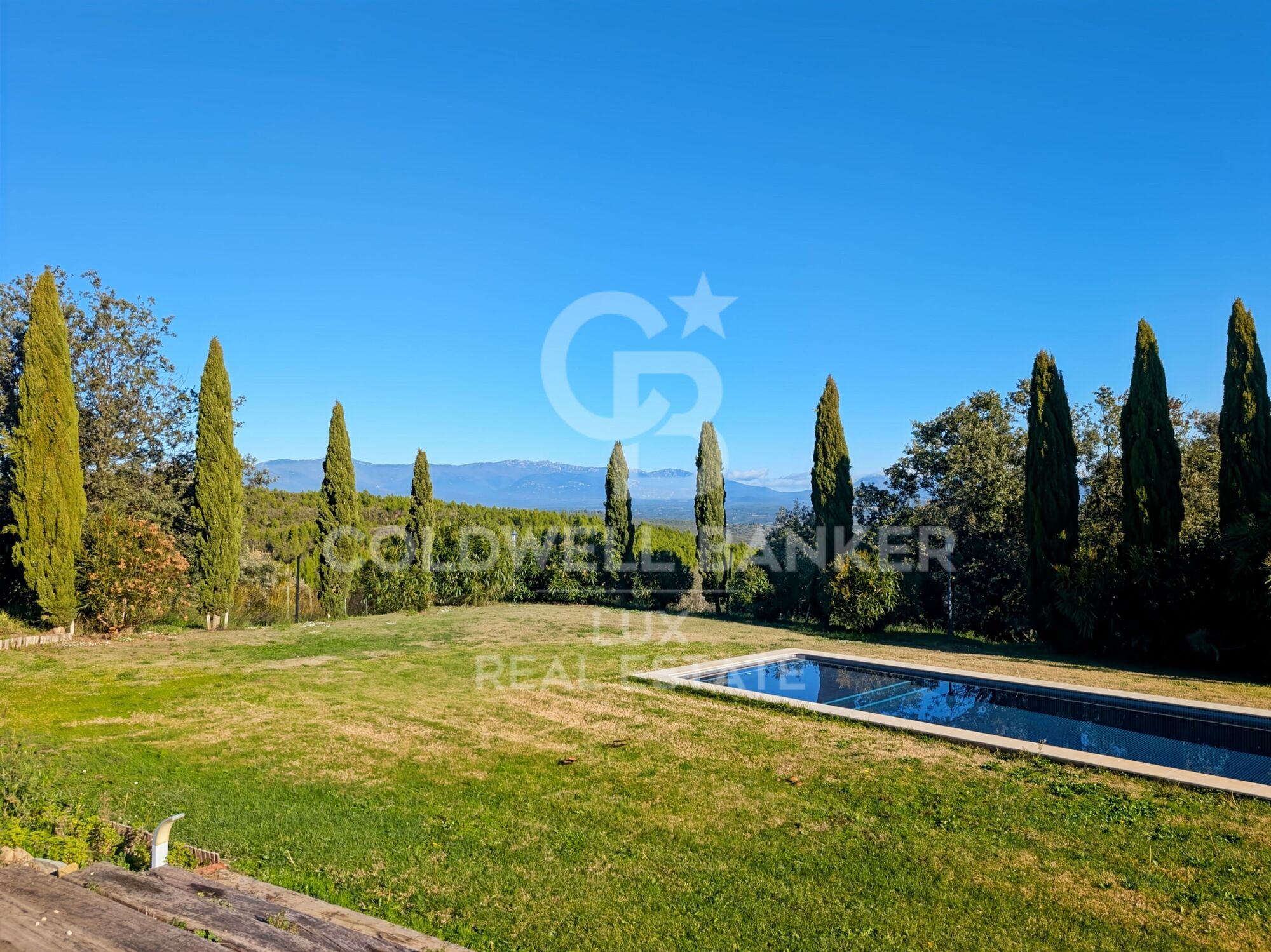 Investment opportunity in Llers: Rustic finca with panoramic views