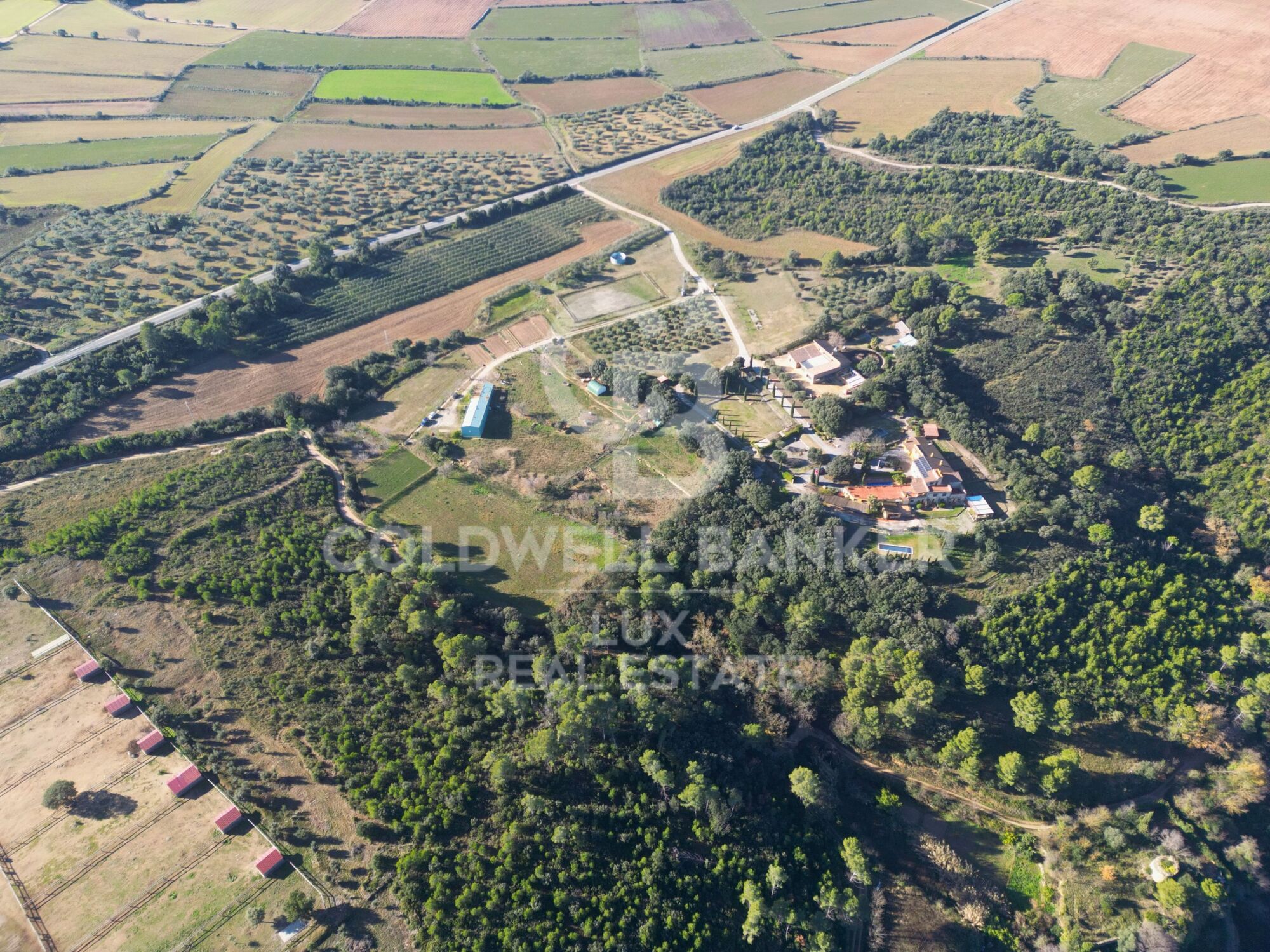 Investment opportunity in Llers: Rustic finca with panoramic views