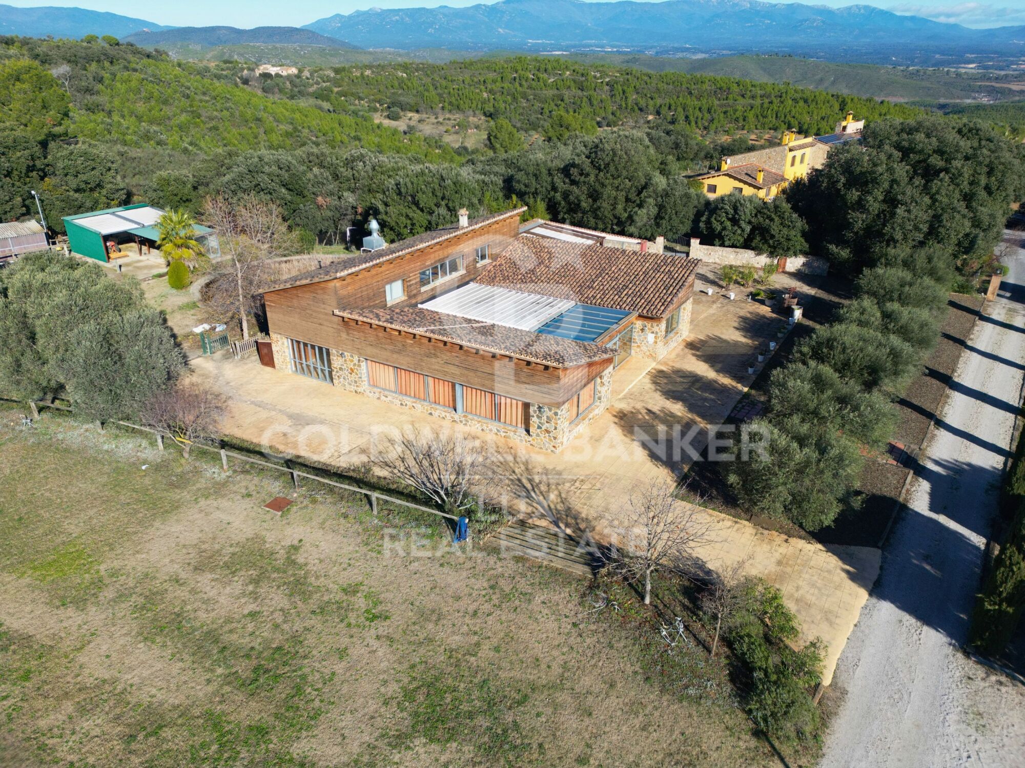 Investment opportunity in Llers: Rustic finca with panoramic views
