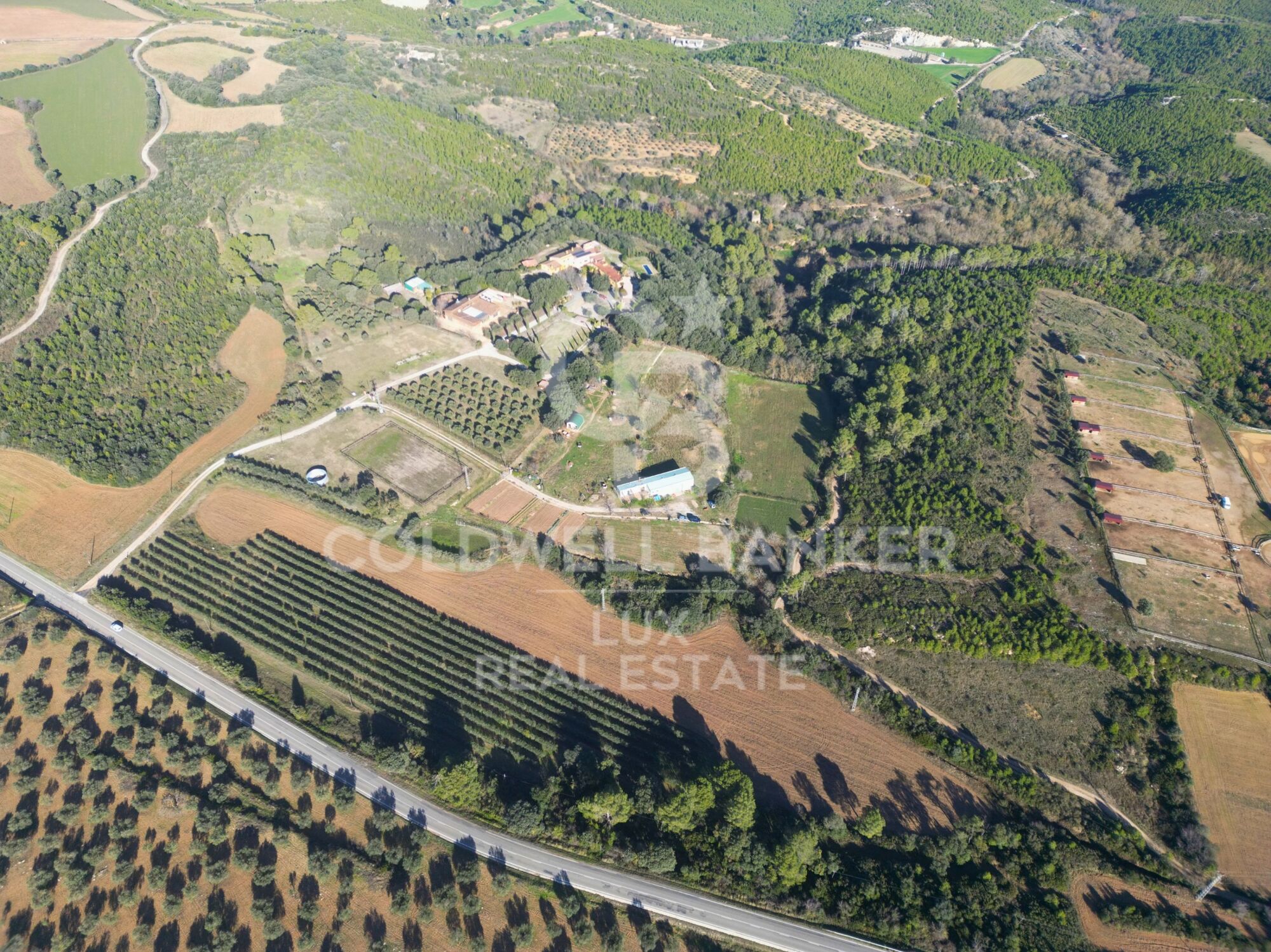 Investment opportunity in Llers: Rustic finca with panoramic views