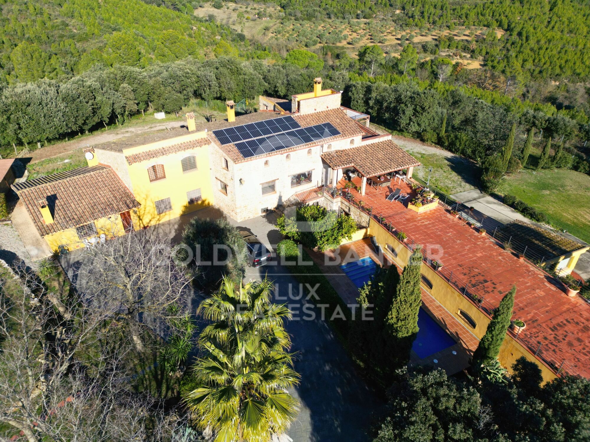 Investment opportunity in Llers: Rustic finca with panoramic views