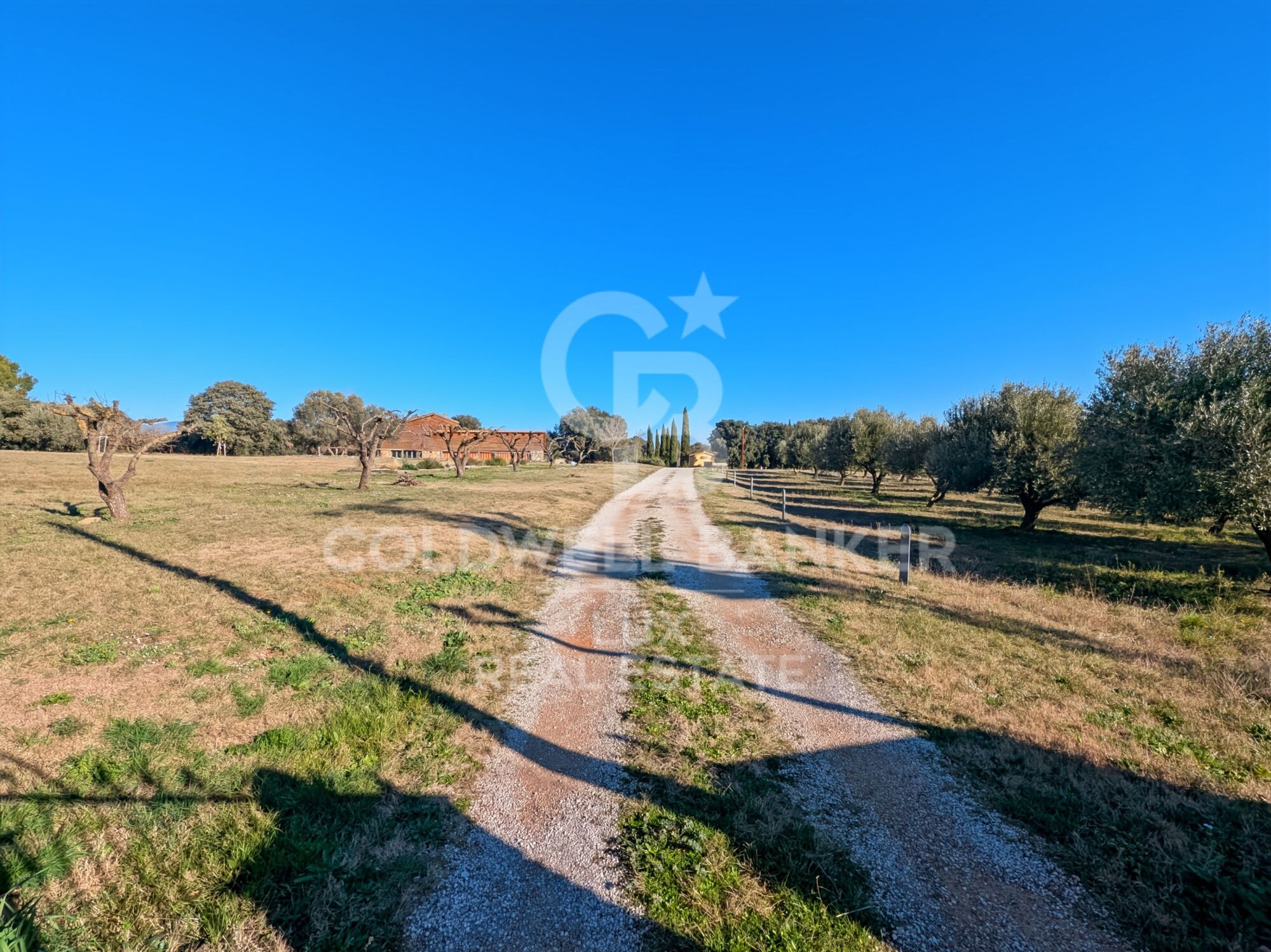 Investitionsmöglichkeit in Llers: Rustikale Finca mit Panoramablick