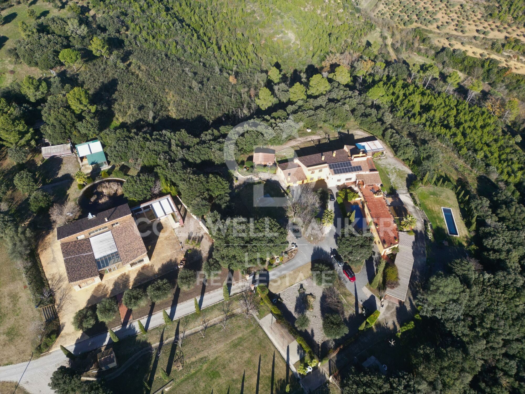 Opportunité d'investissement à Llers : Propriété rustique avec vue panoramique