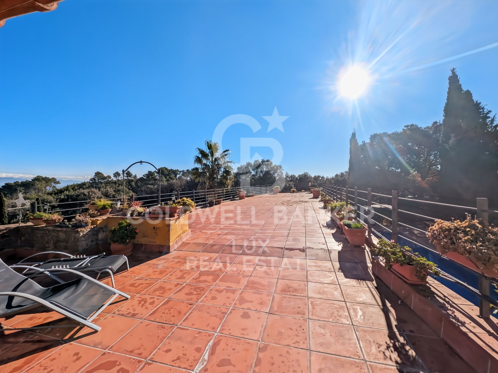 Investment opportunity in Llers: Rustic finca with panoramic views