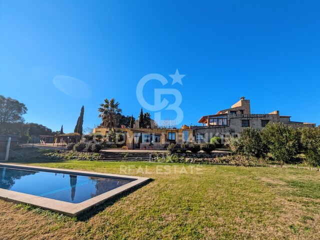 Investment opportunity in Llers: Rustic finca with panoramic views