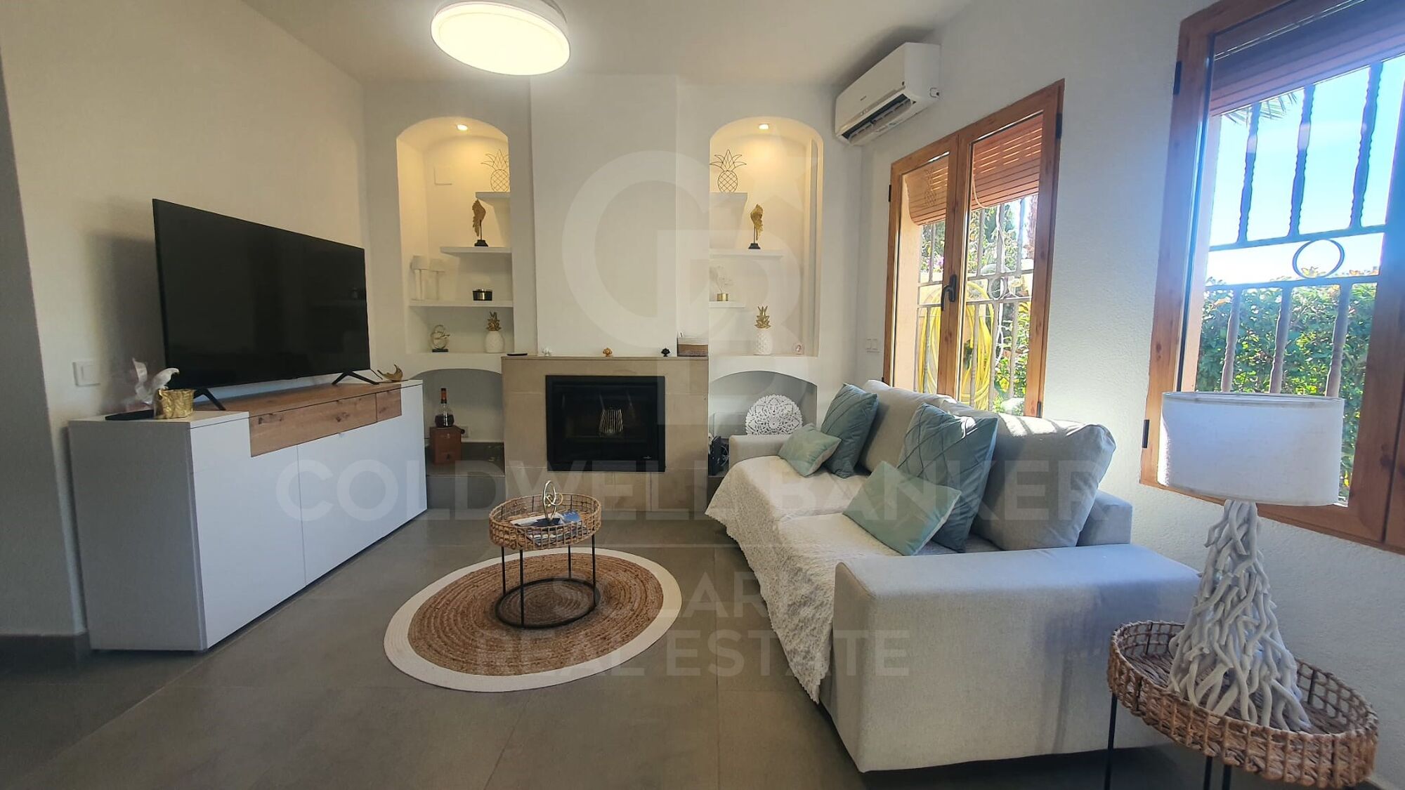 Exclusiva vivienda con espectaculares vistas al Mediterráneo y con 300 m2 de jardín privado y excelente ubicación.