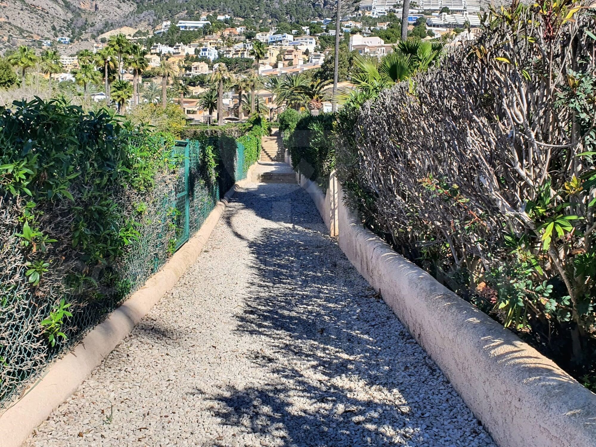 Exclusiva vivienda con espectaculares vistas al Mediterráneo y con 300 m2 de jardín privado y excelente ubicación.