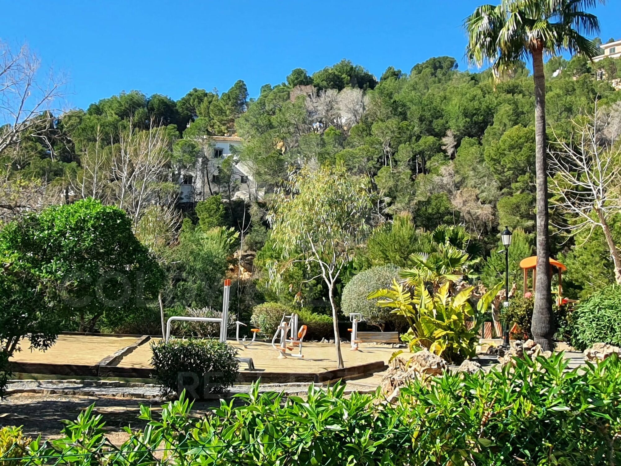 Exclusiva vivienda con espectaculares vistas al Mediterráneo y con 300 m2 de jardín privado y excelente ubicación.