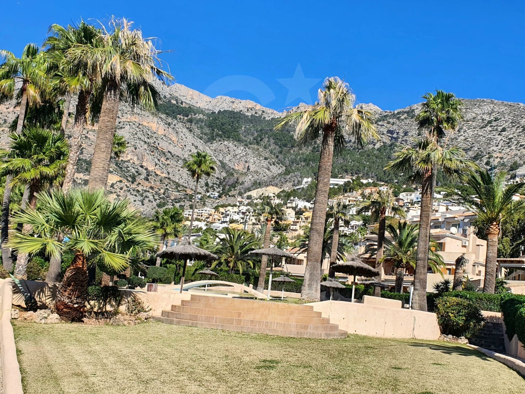 Exclusiva vivienda con espectaculares vistas al Mediterráneo y con 300 m2 de jardín privado y excelente ubicación.