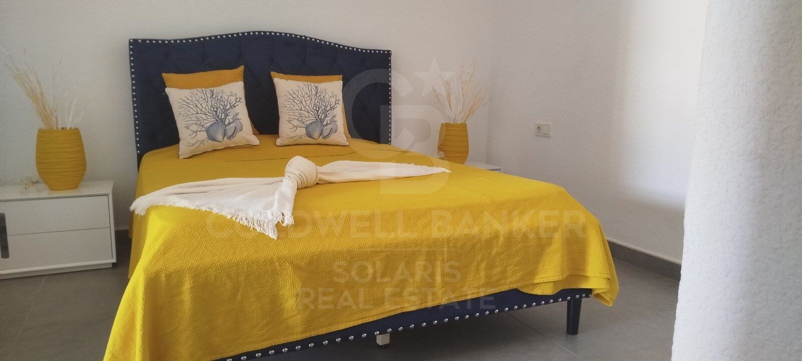 Exclusiva vivienda con espectaculares vistas al Mediterráneo y con 300 m2 de jardín privado y excelente ubicación.