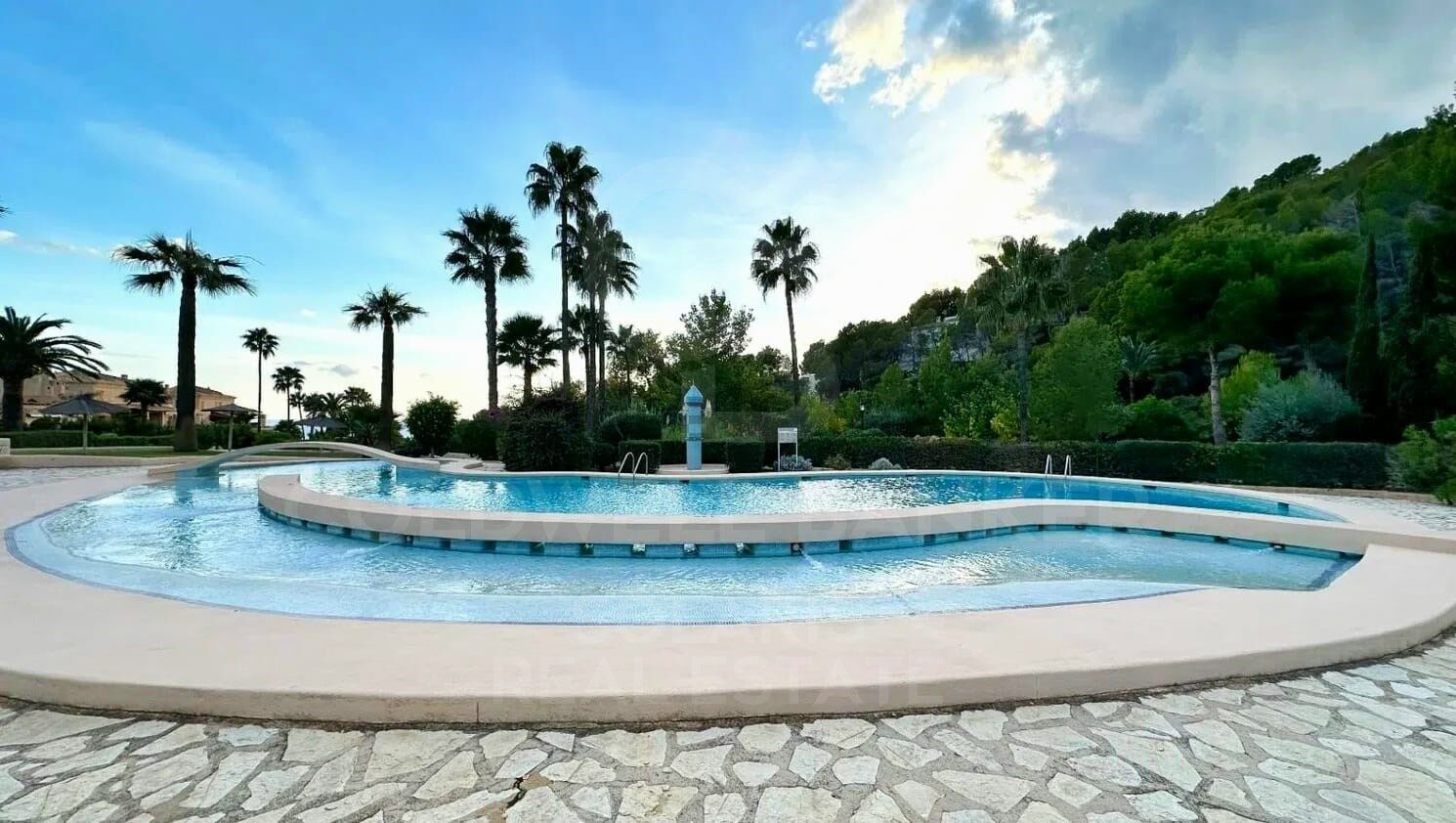 Exclusiva vivienda con espectaculares vistas al Mediterráneo y con 300 m2 de jardín privado y excelente ubicación.