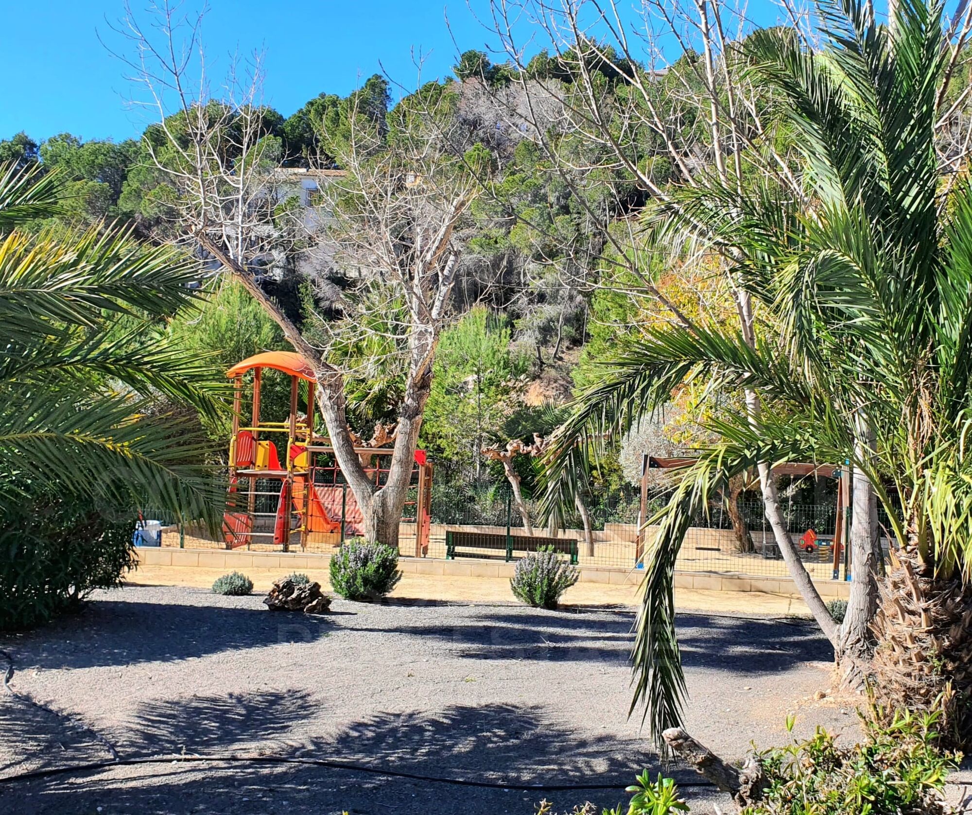 Exclusiva vivienda con espectaculares vistas al Mediterráneo y con 300 m2 de jardín privado y excelente ubicación.