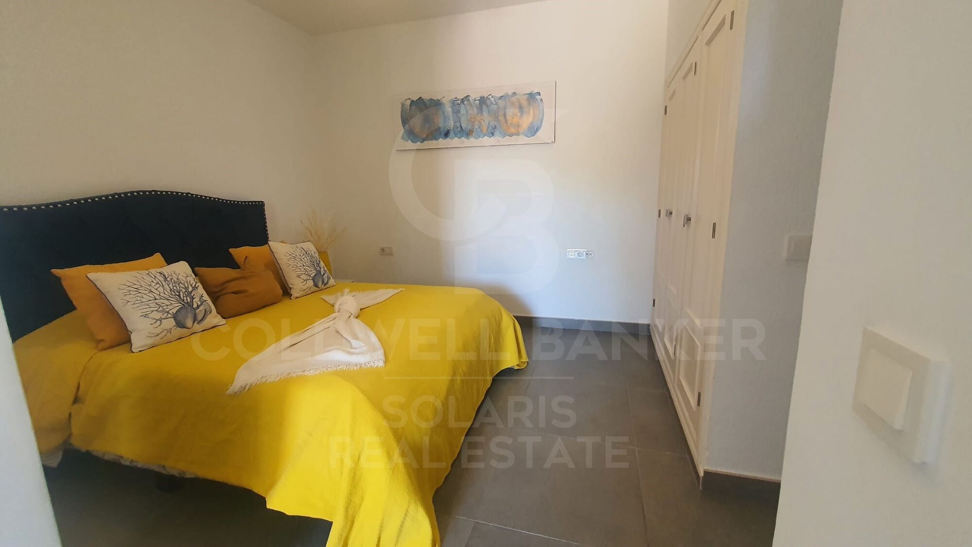 Exclusiva vivienda con espectaculares vistas al Mediterráneo y con 300 m2 de jardín privado y excelente ubicación.