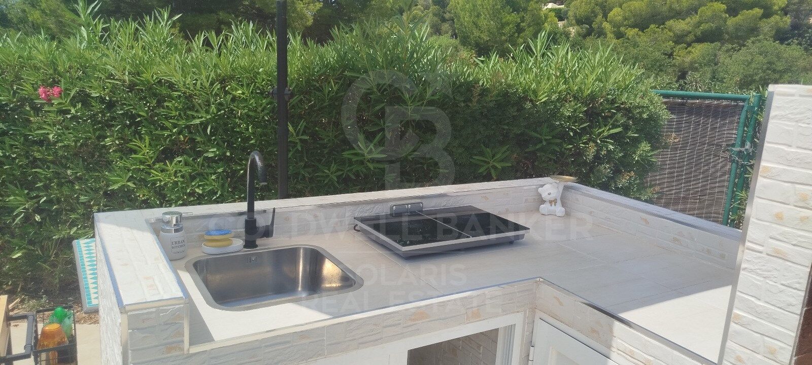 Exclusiva vivienda con espectaculares vistas al Mediterráneo y con 300 m2 de jardín privado y excelente ubicación.