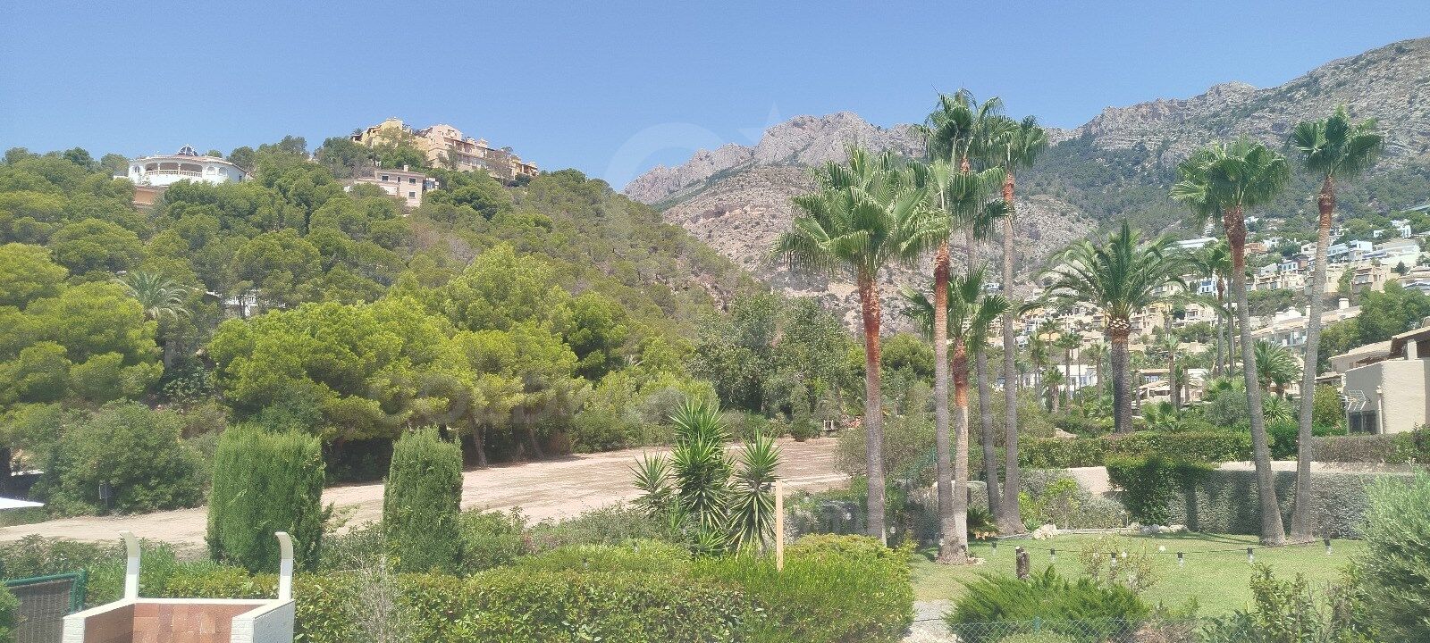 Exclusiva vivienda con espectaculares vistas al Mediterráneo y con 300 m2 de jardín privado y excelente ubicación.