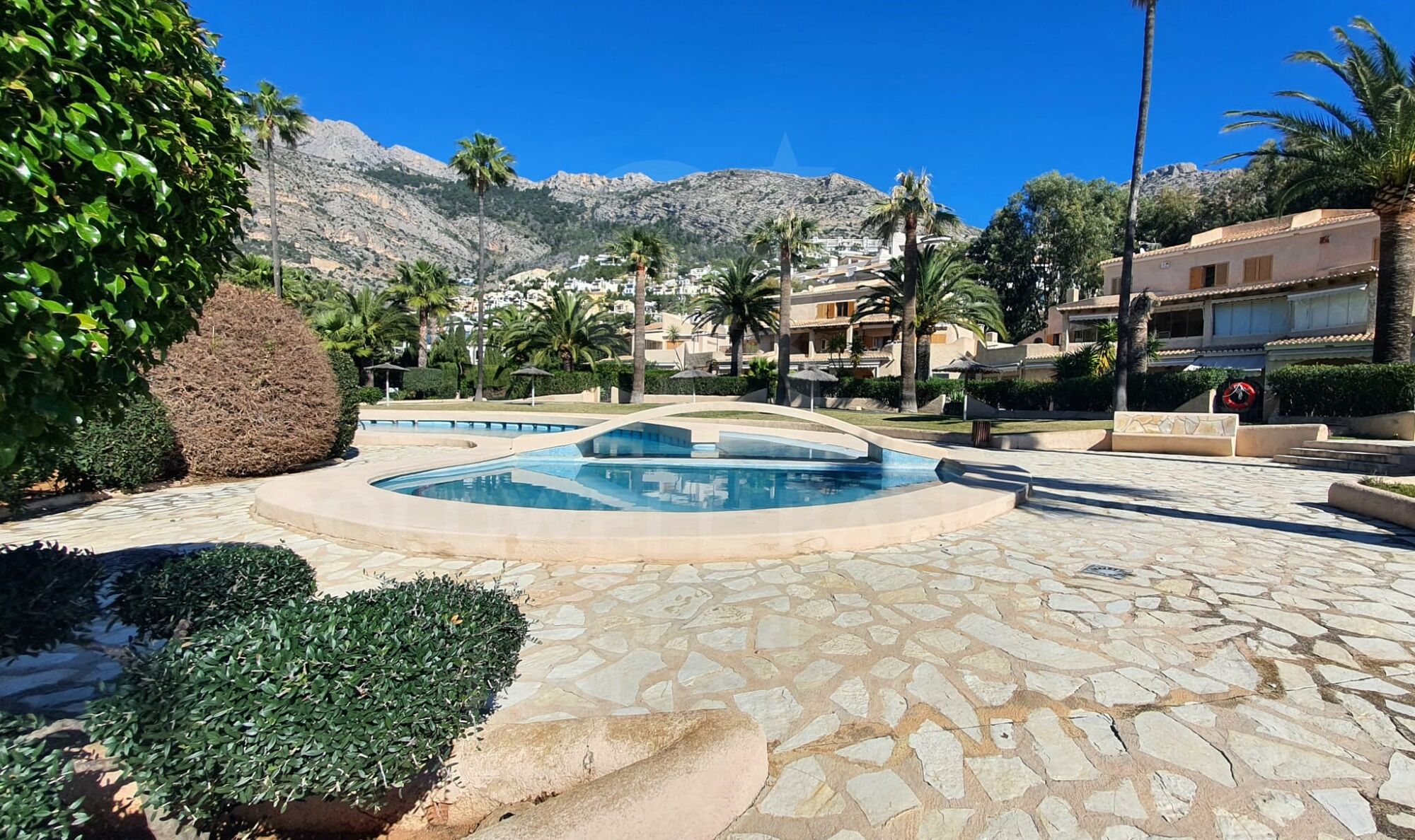 Exclusiva vivienda con espectaculares vistas al Mediterráneo y con 300 m2 de jardín privado y excelente ubicación.