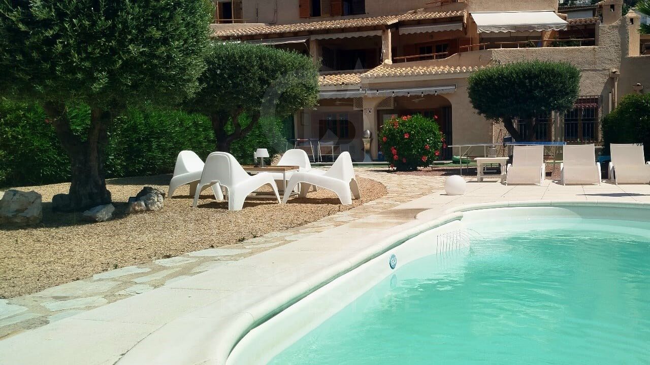 Exclusiva vivienda con espectaculares vistas al Mediterráneo y con 300 m2 de jardín privado y excelente ubicación.