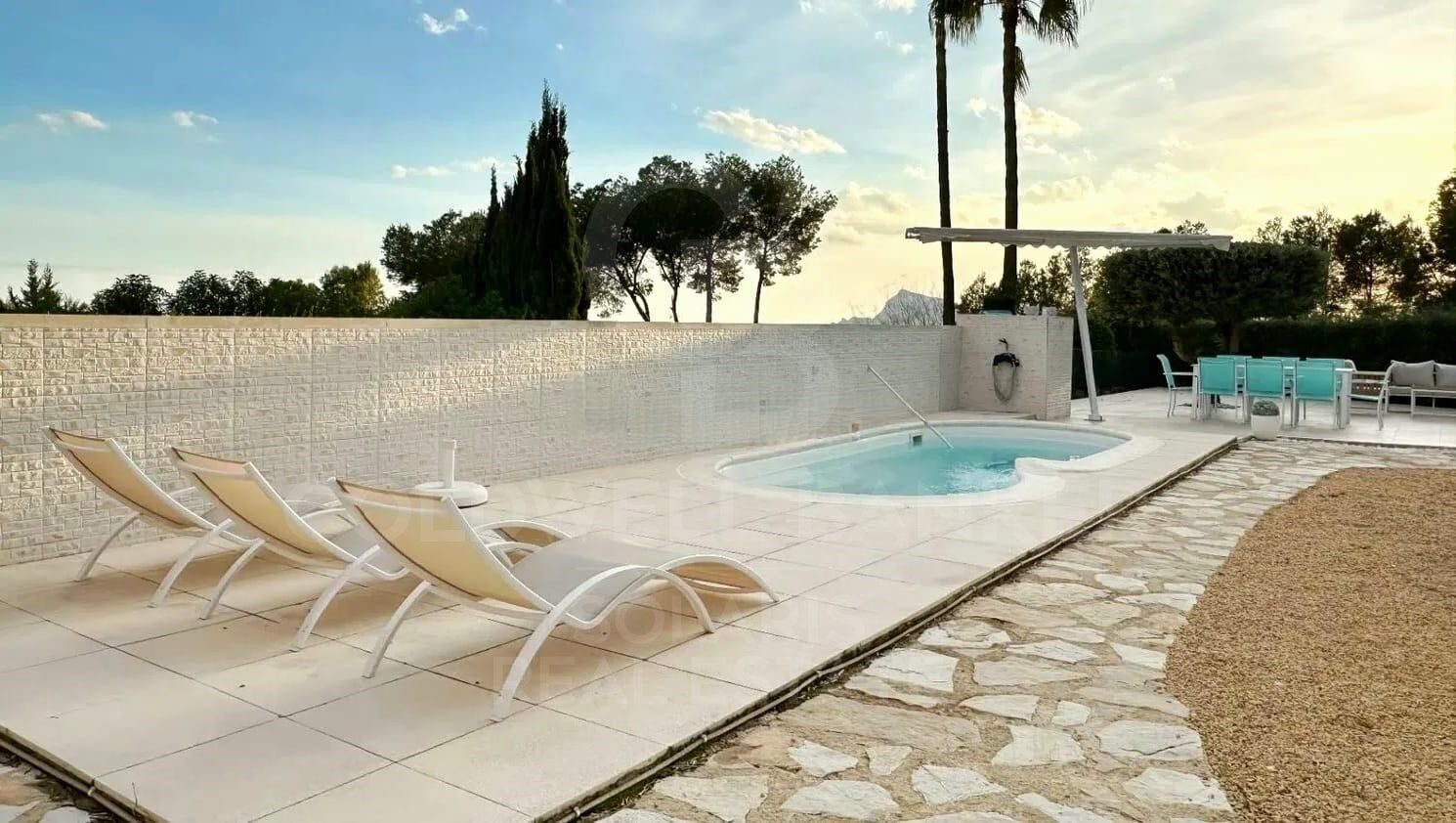 Exclusiva vivienda con espectaculares vistas al Mediterráneo y con 300 m2 de jardín privado y excelente ubicación.