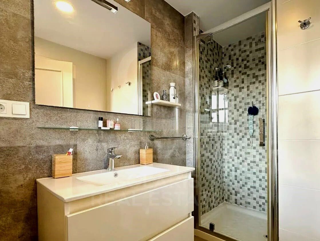 Exclusiva vivienda con espectaculares vistas al Mediterráneo y con 300 m2 de jardín privado y excelente ubicación.
