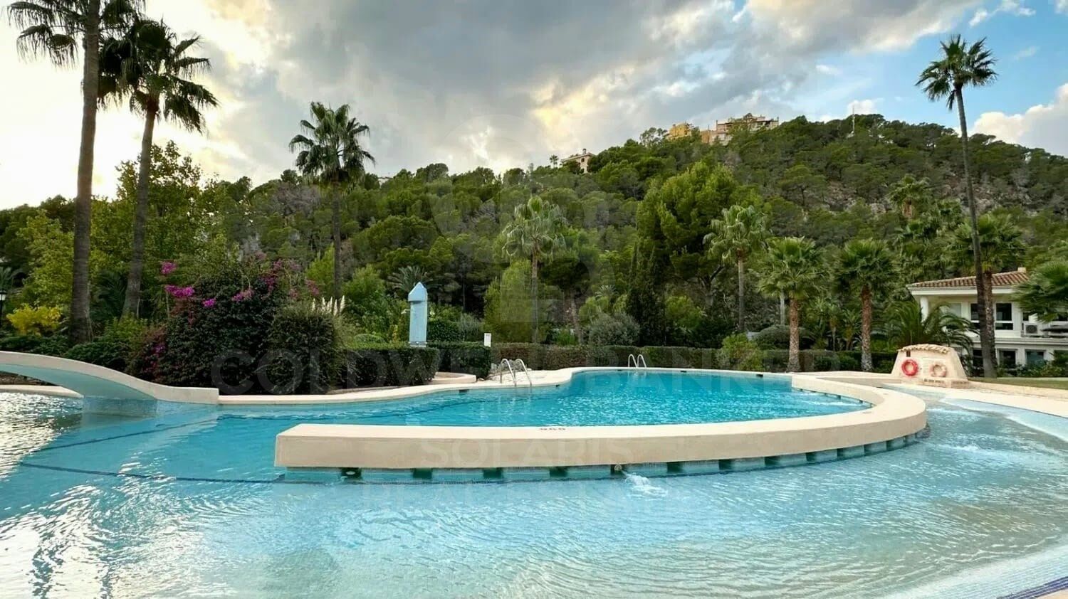 Exclusiva vivienda con espectaculares vistas al Mediterráneo y con 300 m2 de jardín privado y excelente ubicación.