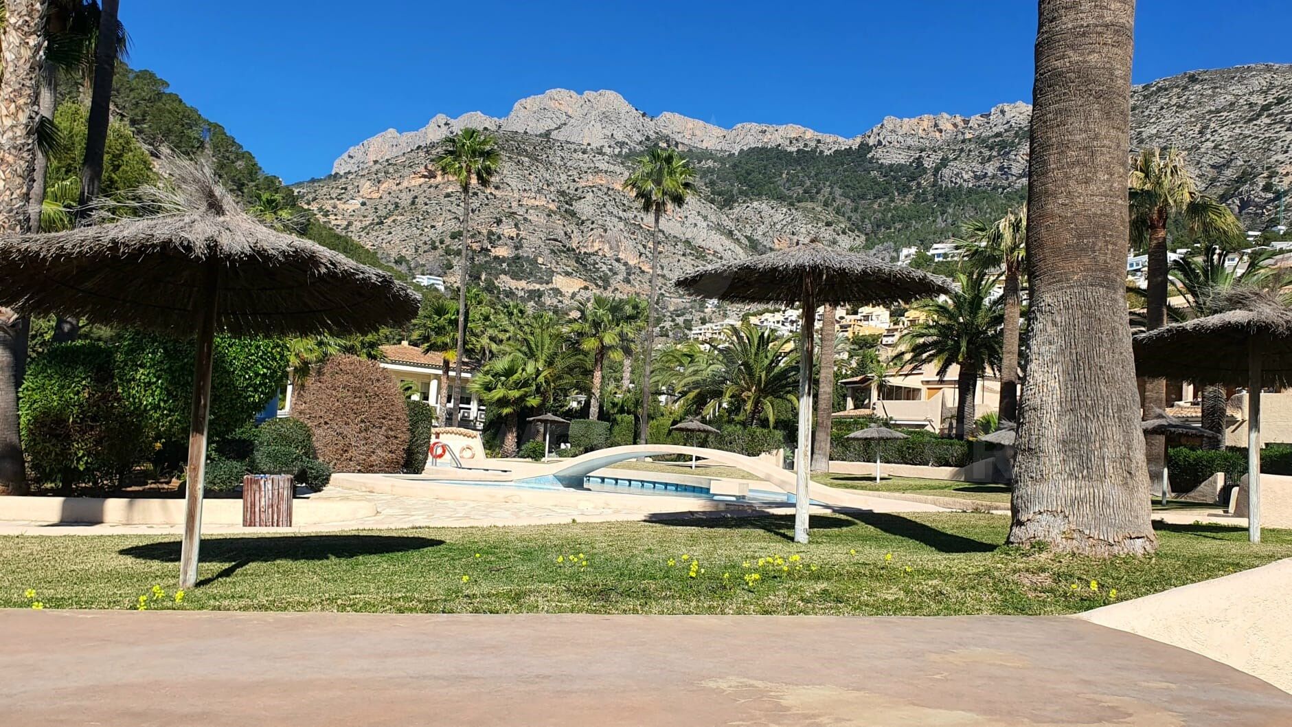 Exclusiva vivienda con espectaculares vistas al Mediterráneo y con 300 m2 de jardín privado y excelente ubicación.