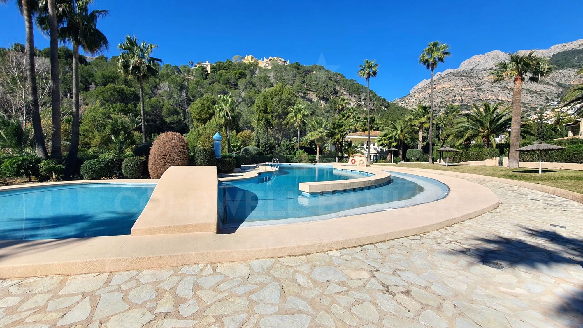 Exclusiva vivienda con espectaculares vistas al Mediterráneo y con 300 m2 de jardín privado y excelente ubicación.
