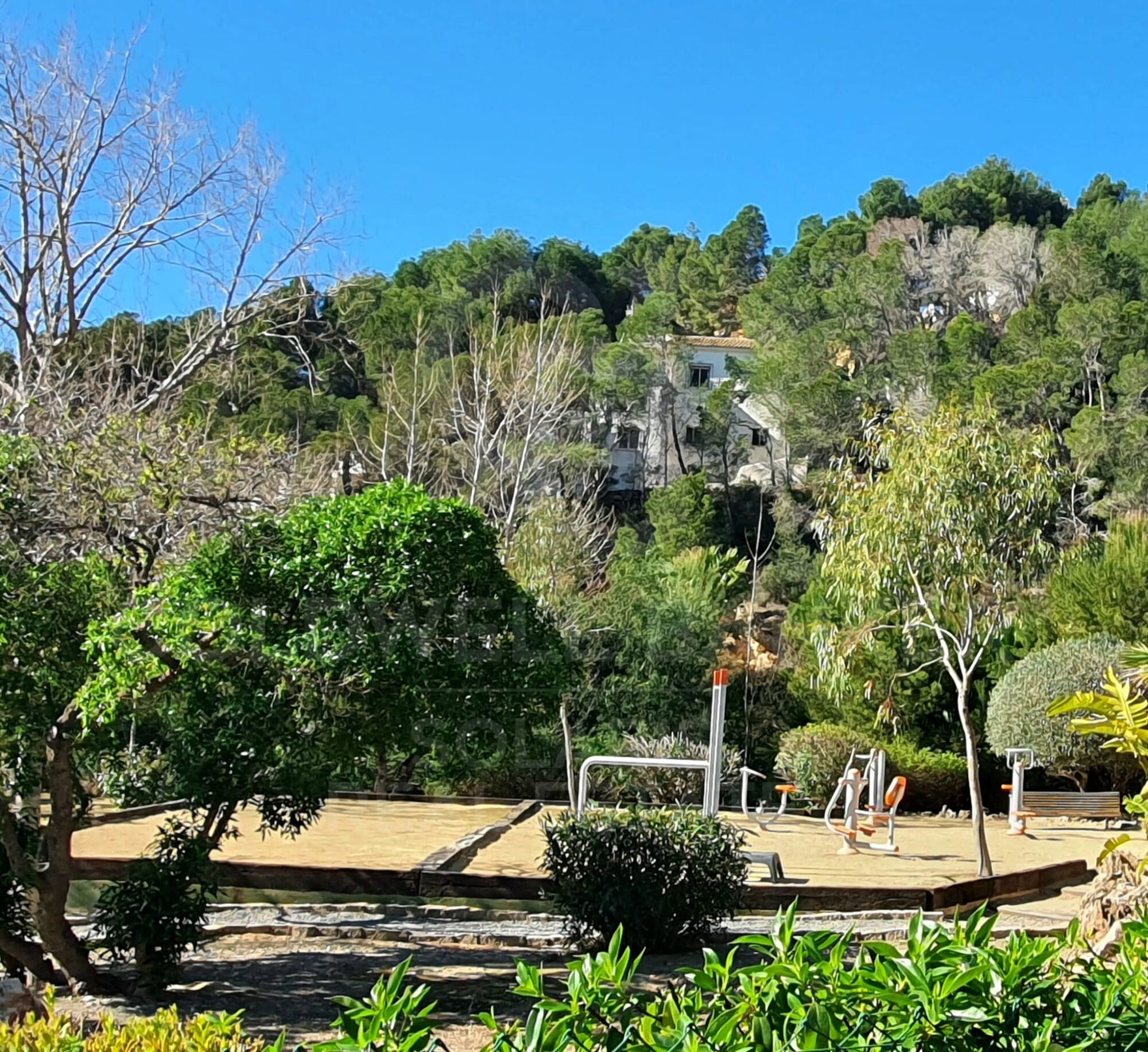 Exclusiva vivienda con espectaculares vistas al Mediterráneo y con 300 m2 de jardín privado y excelente ubicación.
