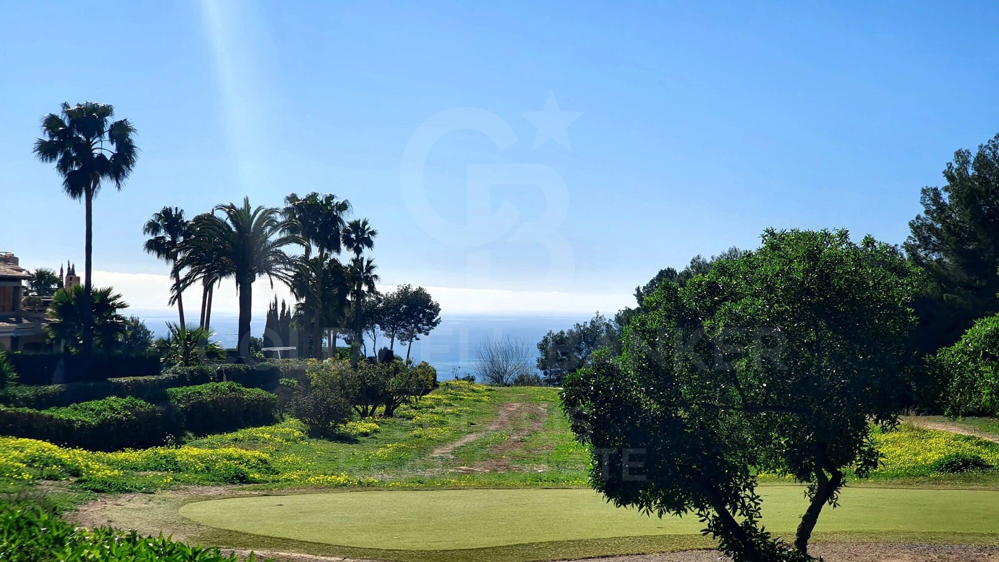 Exclusiva vivienda con espectaculares vistas al Mediterráneo y con 300 m2 de jardín privado y excelente ubicación.