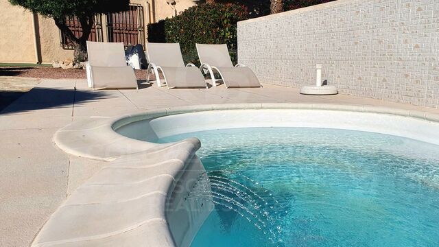 Exclusiva vivienda con espectaculares vistas al Mediterráneo y con 300 m2 de jardín privado y excelente ubicación.