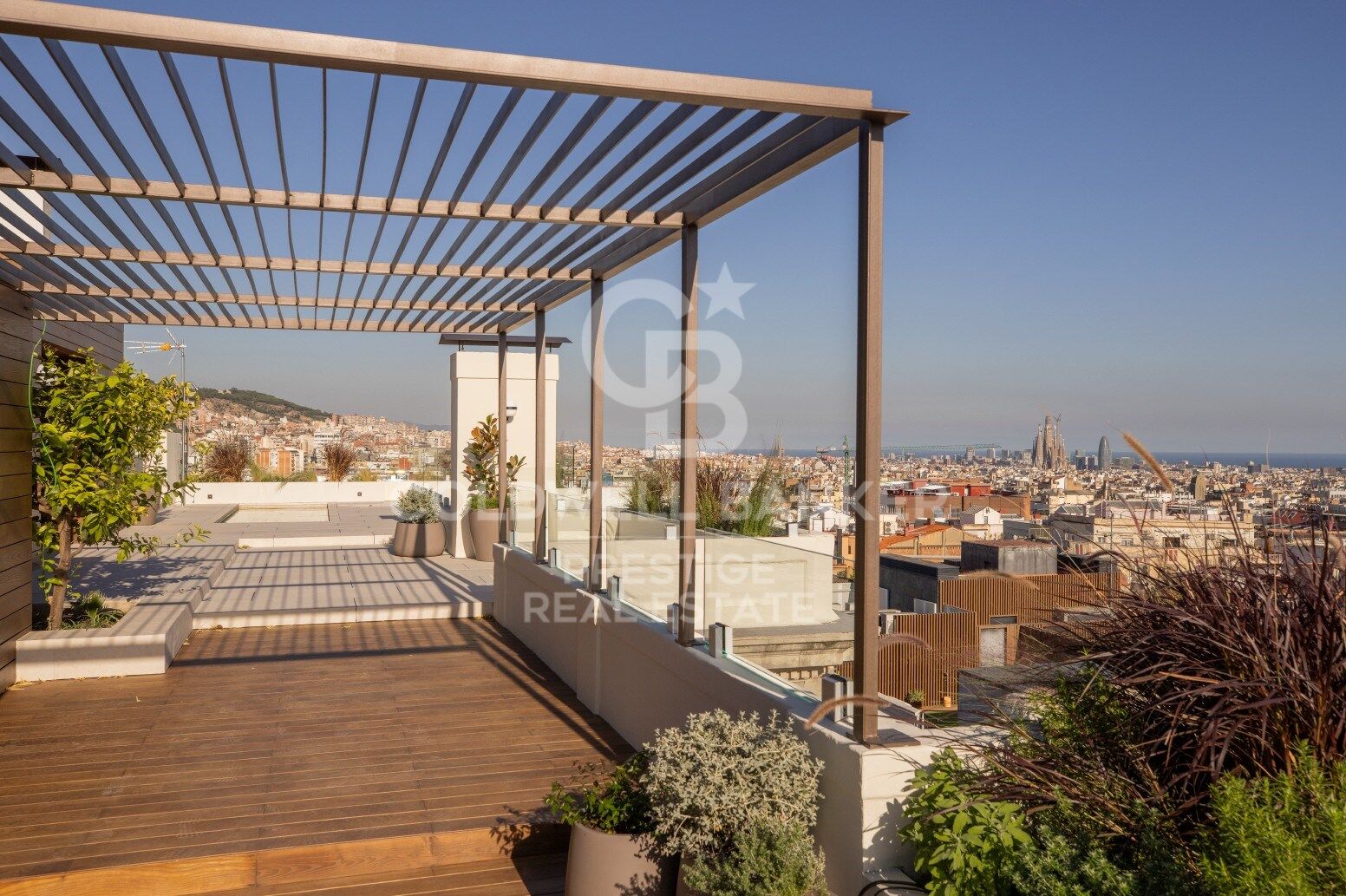 Luxuriöses Maisonette-Penthouse mit privaten Terrassen und unendlichem Blick