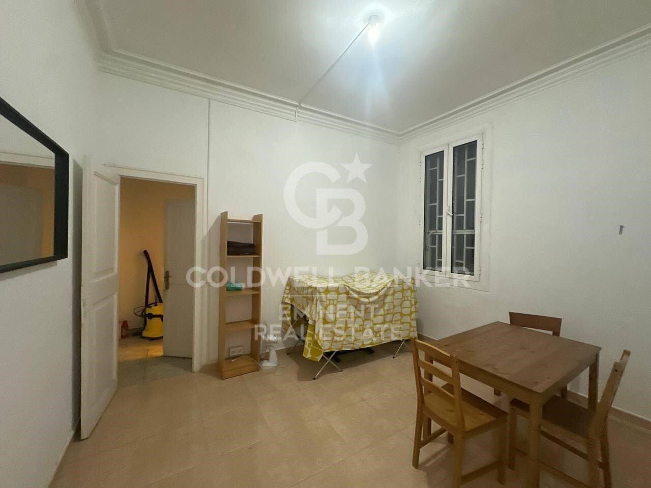 Spacious Apartment for Renovation for Sale in Ciutat Vella - 154 m² with Great Potential