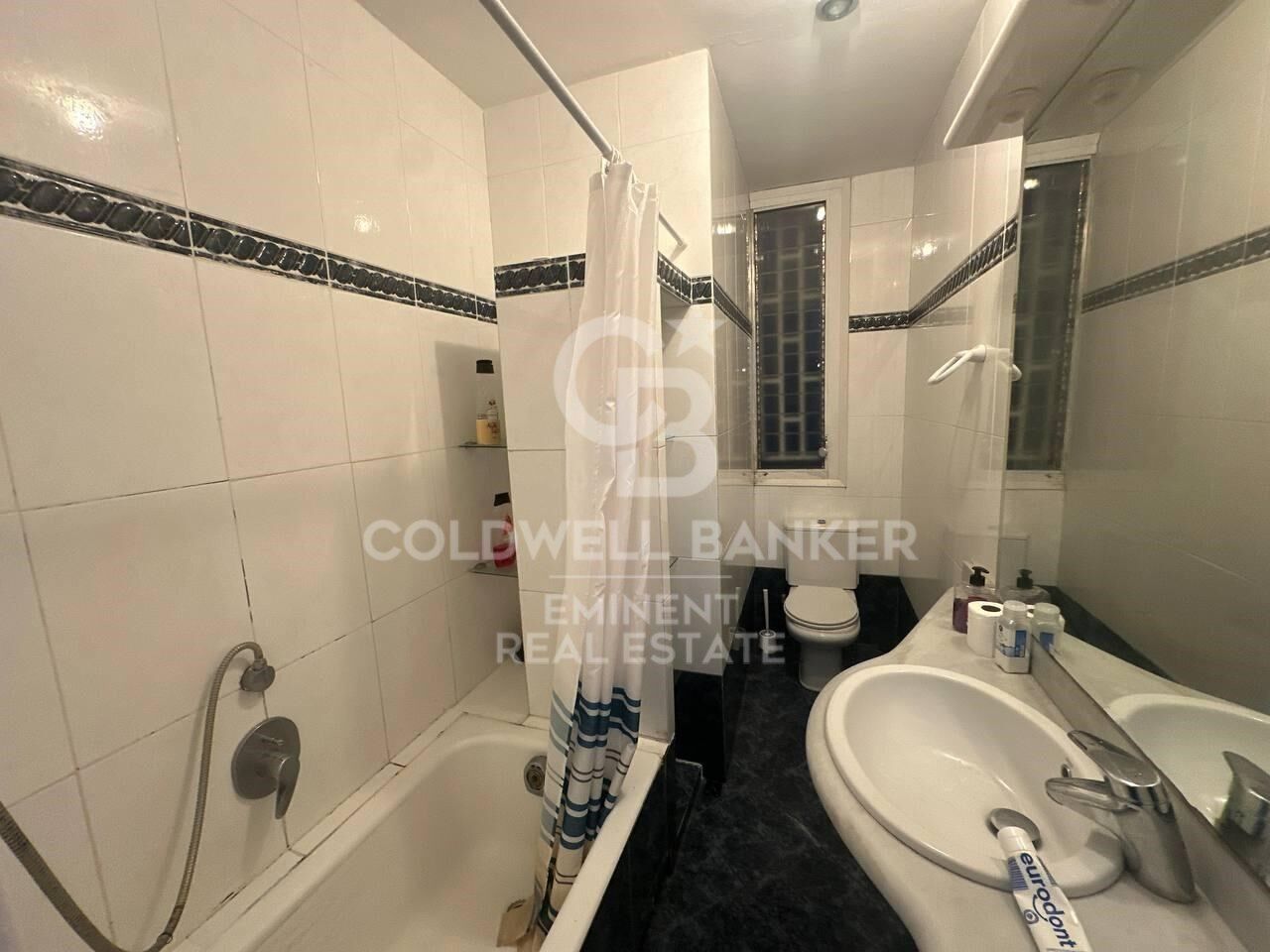 Spacious Apartment for Renovation for Sale in Ciutat Vella - 154 m² with Great Potential