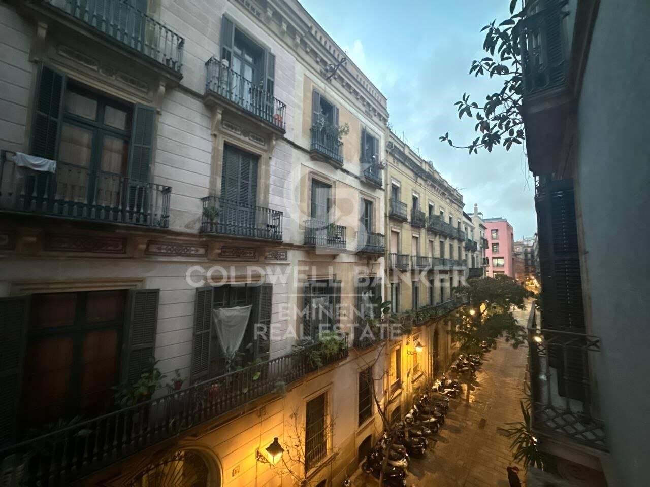 Geräumige renovierungsbedürftige Wohnung zum Verkauf in Ciutat Vella - 154 m² mit großem Potenzial