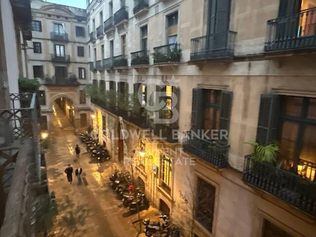 Spacious Apartment for Renovation for Sale in Ciutat Vella - 154 m² with Great Potential