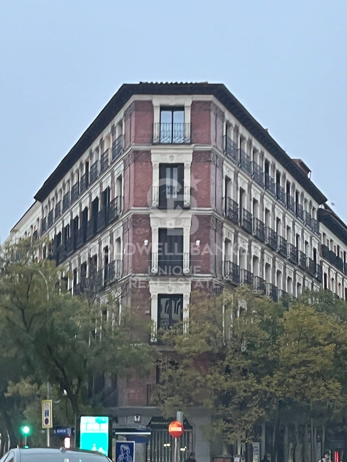 Piso exterior de 3 dormitorios con 11 balcones en Goya, Madrid