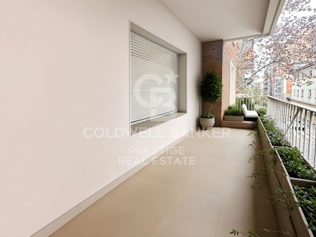 Apartment with terrace to renovate on Santaló Street