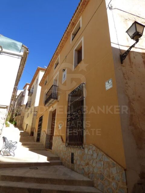 Casa señorial de pueblo en Sella