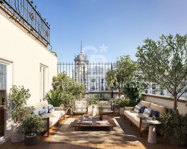 Renovated penthouse with 2 terraces in Almagro, Madrid