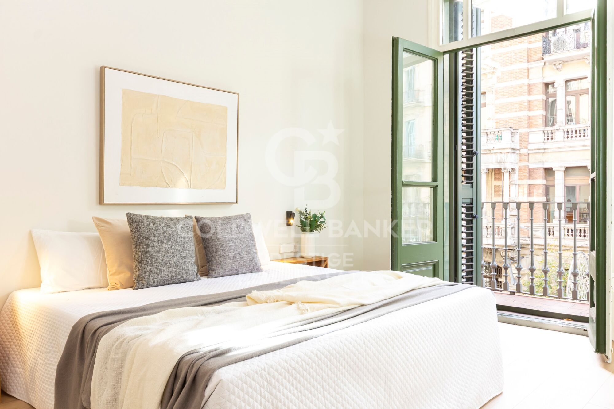 Piso modernista con dos balcones en el corazón del Eixample, Barcelona