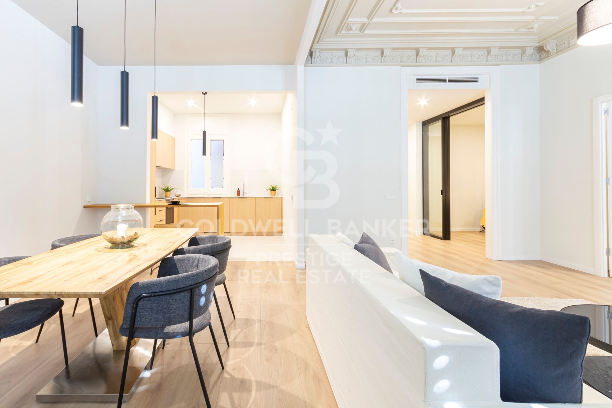 Piso modernista con dos balcones en el corazón del Eixample, Barcelona