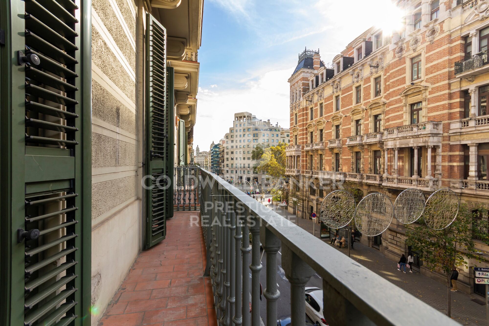 Piso modernista con dos balcones en el corazón del Eixample, Barcelona